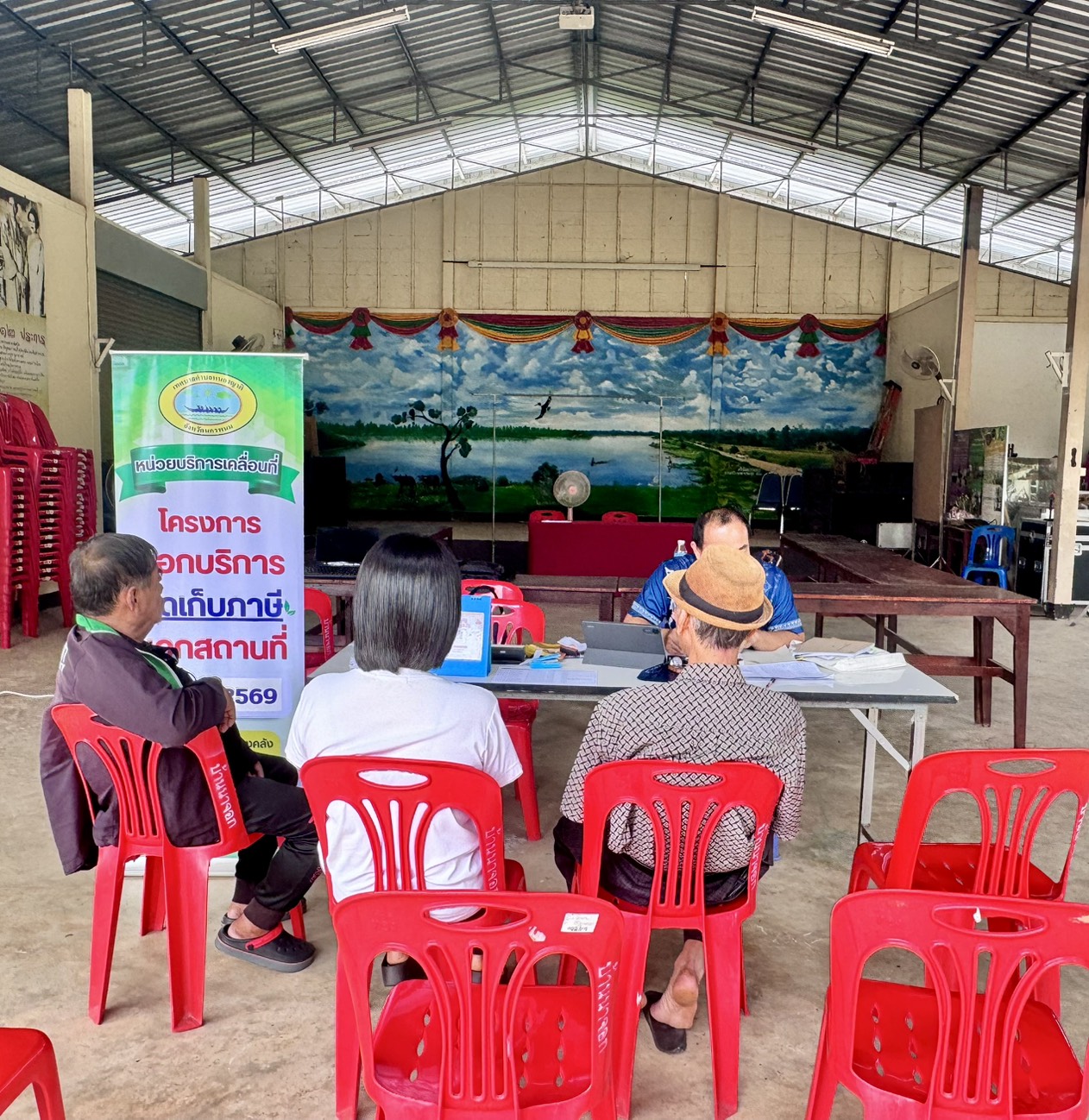 งานจัดเก็บและพัฒนารายได้ กองคลัง ออกรับชำระภาษีเคลื่อนที่ หมู่ที่ 5 บ้านนาจอก